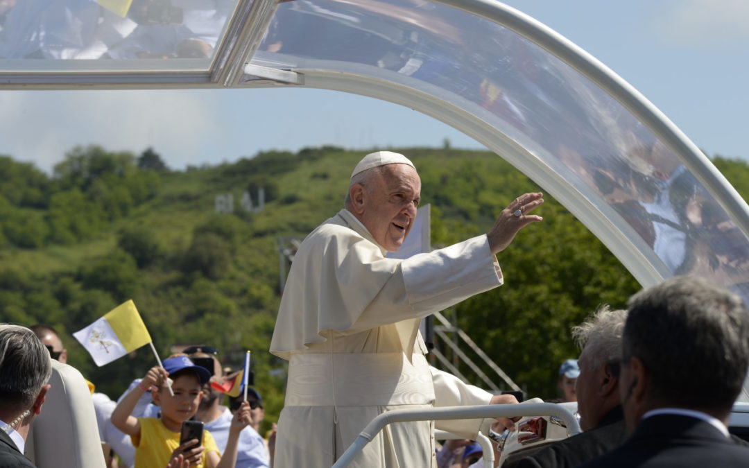 European Scouts welcome Pope Francis in Romania